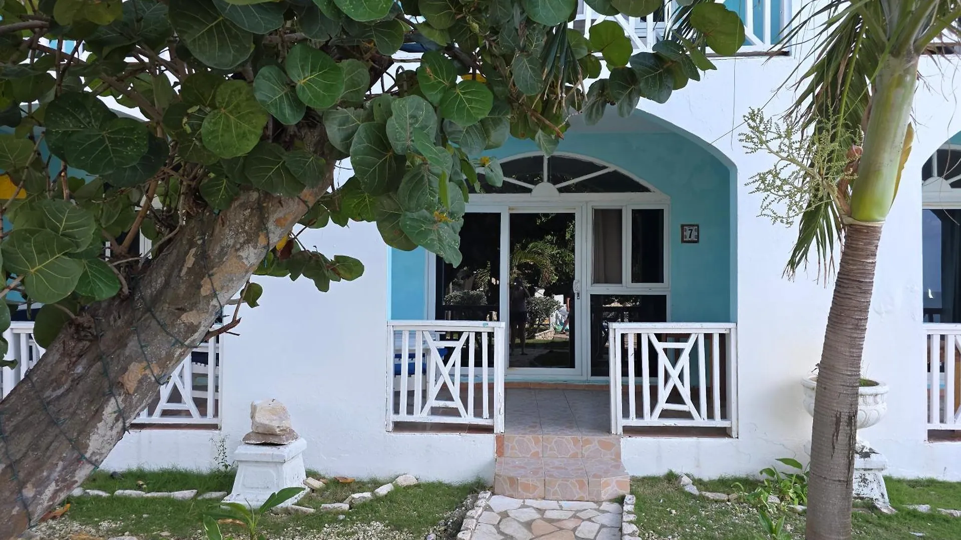 Home Sweet Home Resort Негрил Отель